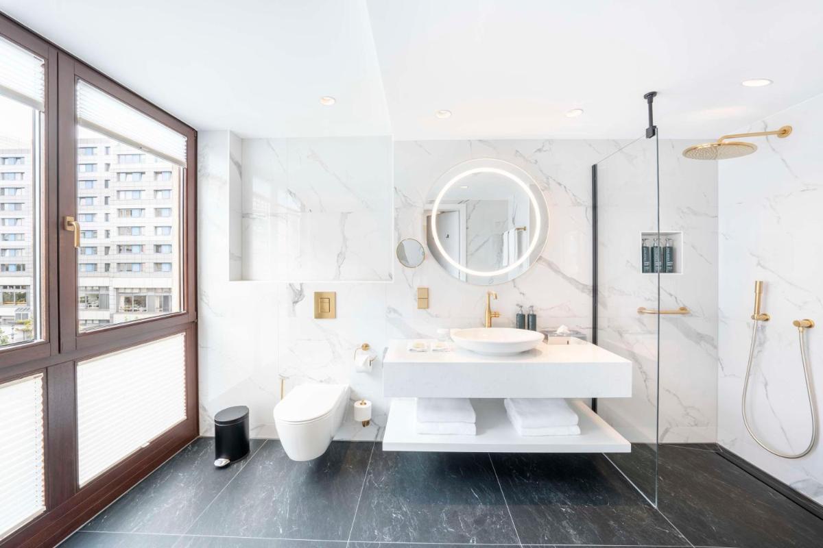 Ein Badezimmer in der Unterkunft Hilton Berlin