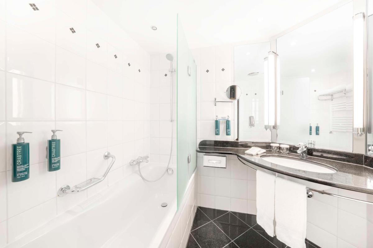 Ein Badezimmer in der Unterkunft Hilton Berlin