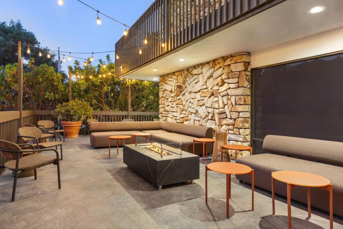 Hilton Garden Inn Monterey - Housity