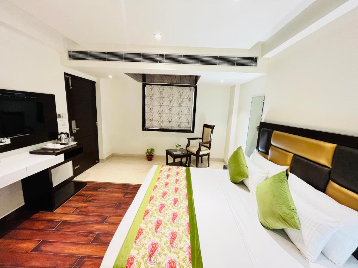 Suitetrails - Hotel Aura IP Grand Karkardooma Metro Station New Delhi Couple friendly