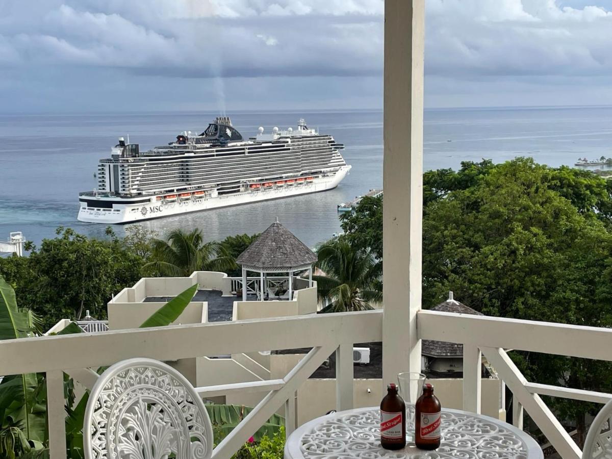 Hummingbird Retreat - Luxury Oceanview Apt, 7-Minute Walk to Beach - Housity