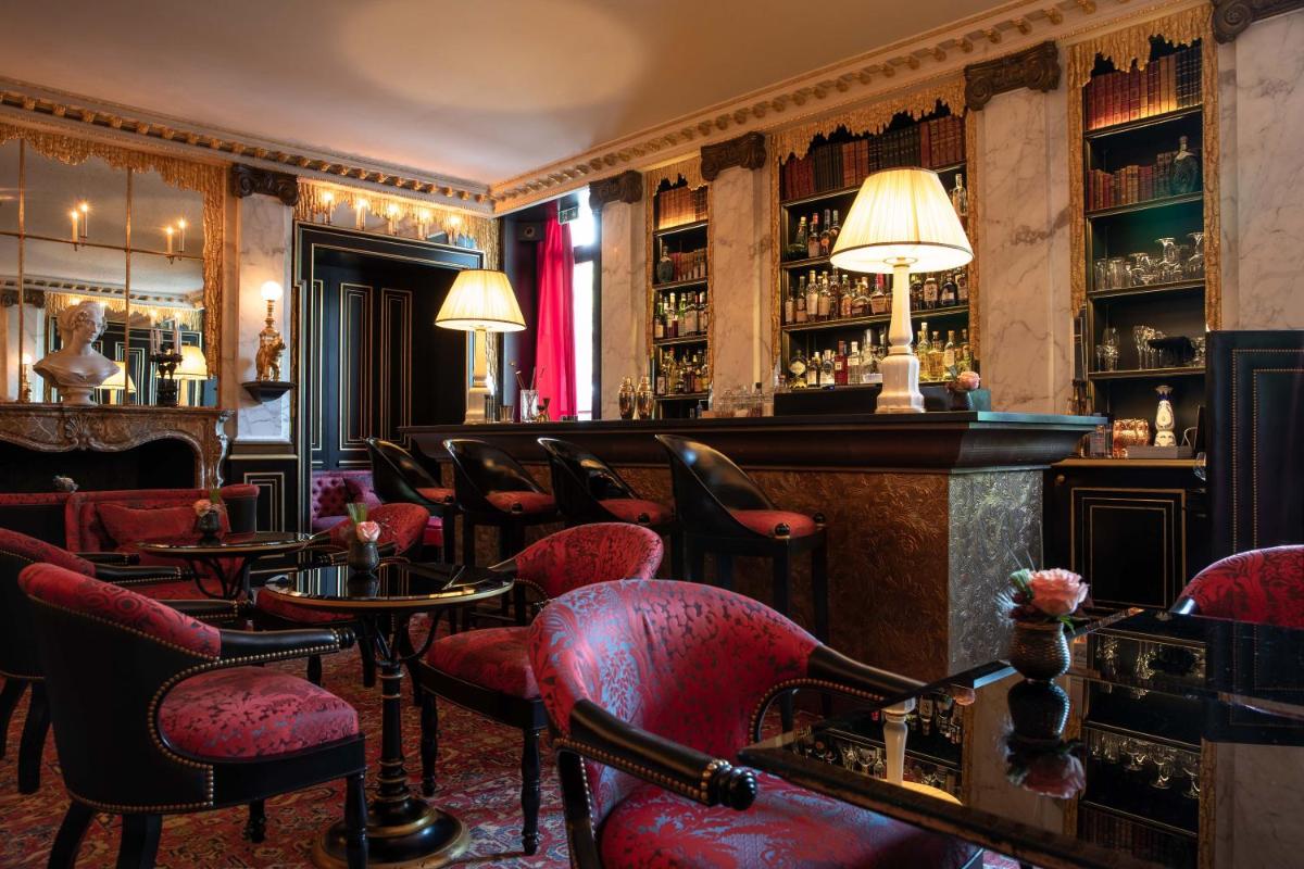 Salon ou bar de l'établissement La Réserve Paris Hotel & Spa