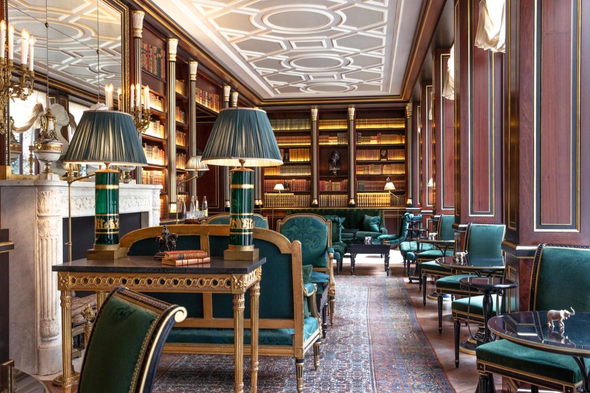 Coin salon dans l'établissement La Réserve Paris Hotel & Spa