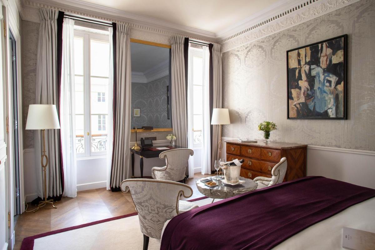 Un ou plusieurs lits dans un hébergement de l'établissement La Réserve Paris Hotel & Spa