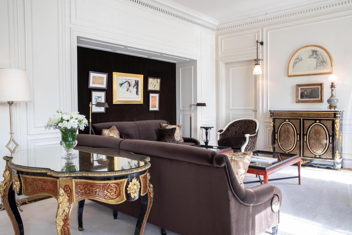 Coin salon dans l'établissement La Réserve Paris Hotel & Spa