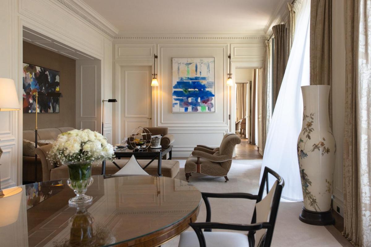 Coin salon dans l'établissement La Réserve Paris Hotel & Spa