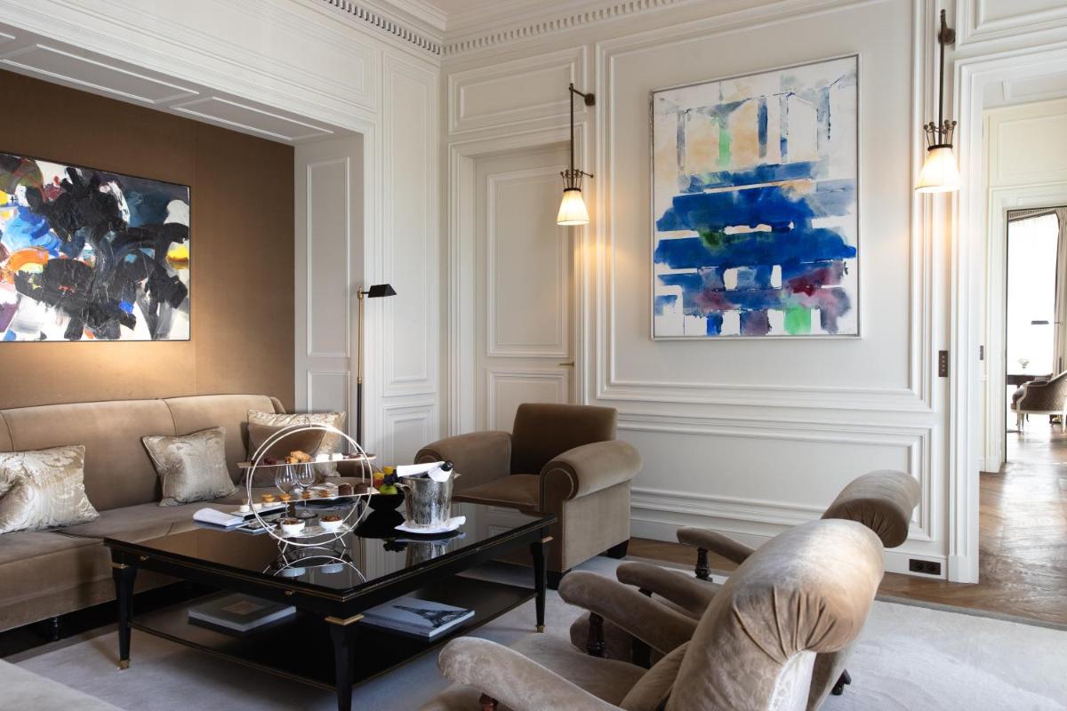 Coin salon dans l'établissement La Réserve Paris Hotel & Spa