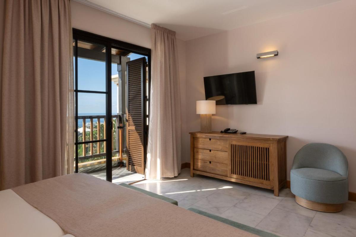 Una televisión o centro de entretenimiento en Hotel Suite Villa Maria