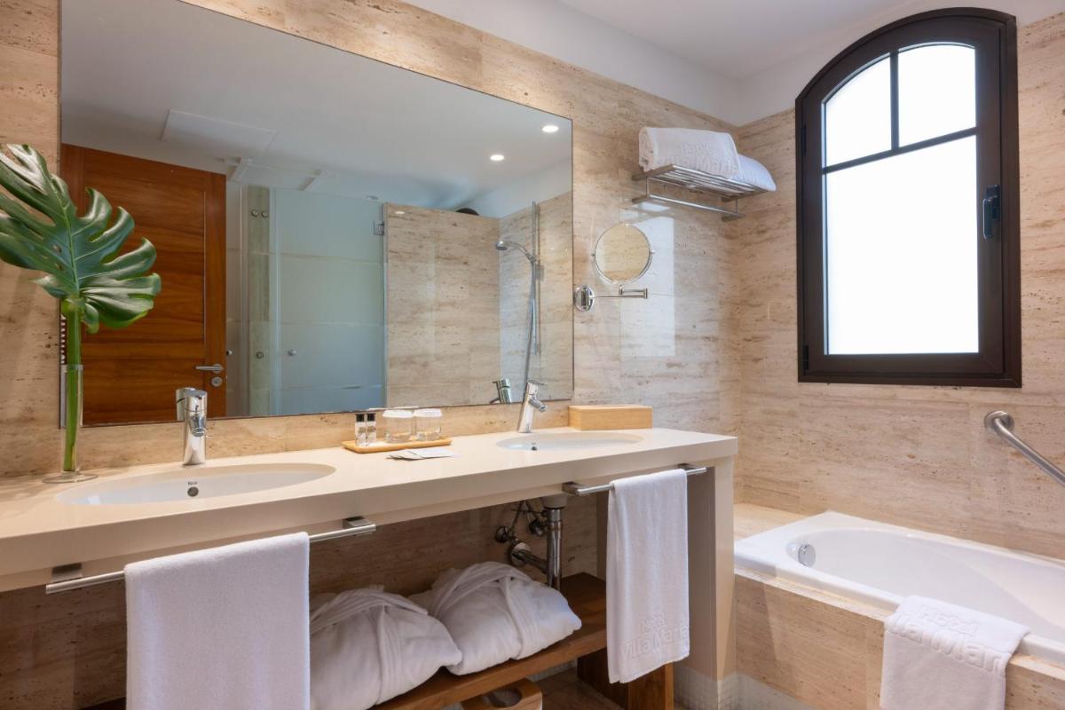 Un baño de Hotel Suite Villa Maria