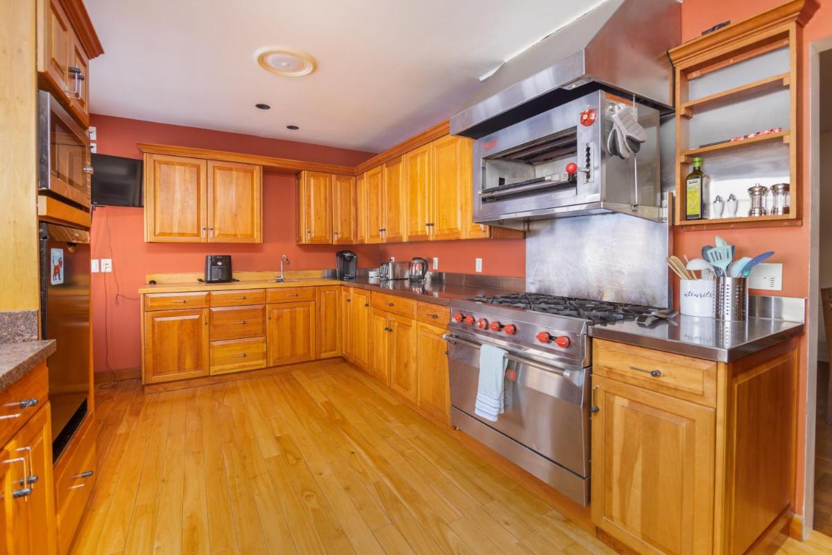 Spacious Family Friendly Home with Huge Yard - Housity