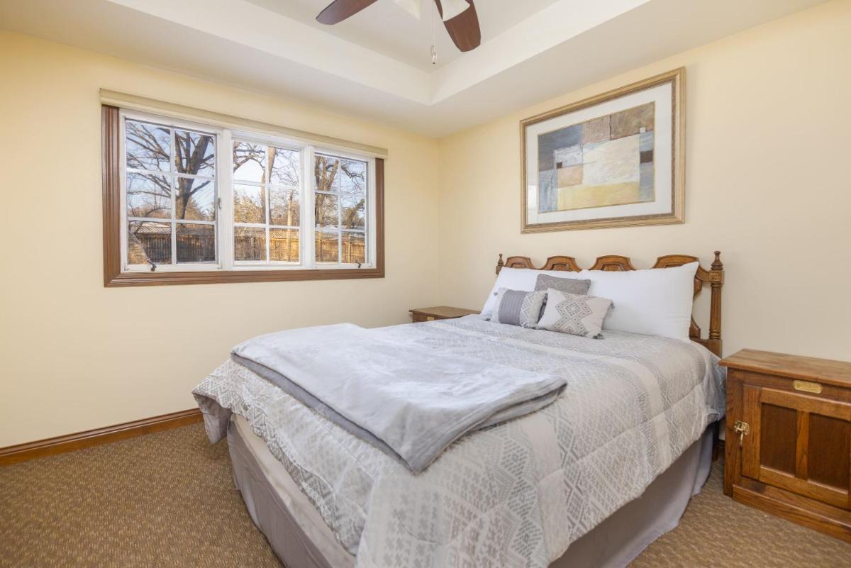 Spacious Family Friendly Home with Huge Yard - Housity