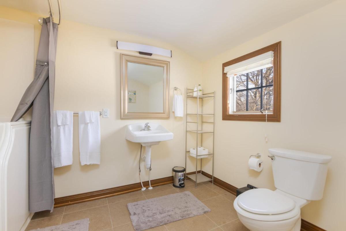 Spacious Family Friendly Home with Huge Yard - Housity