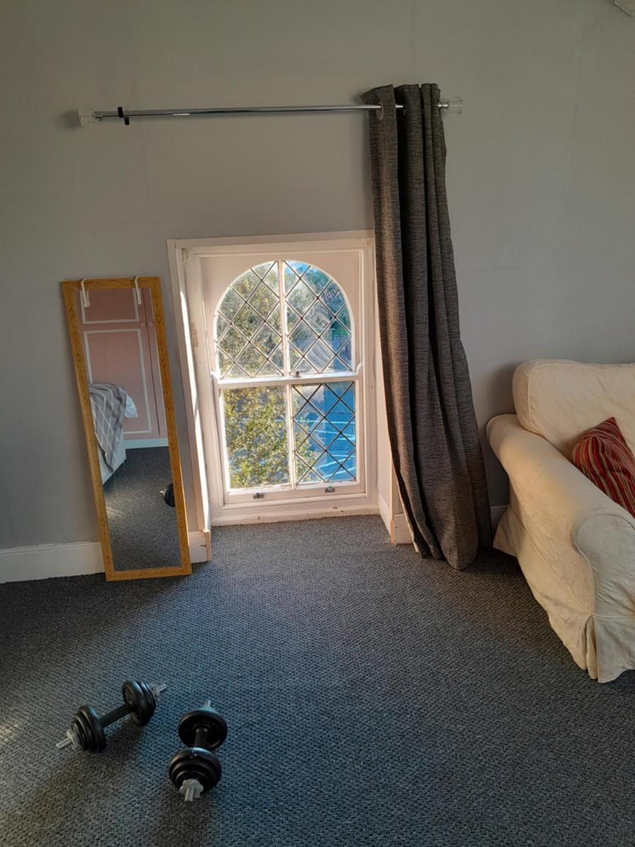 Budget Loft room, Shared guest house by University R10 - Housity