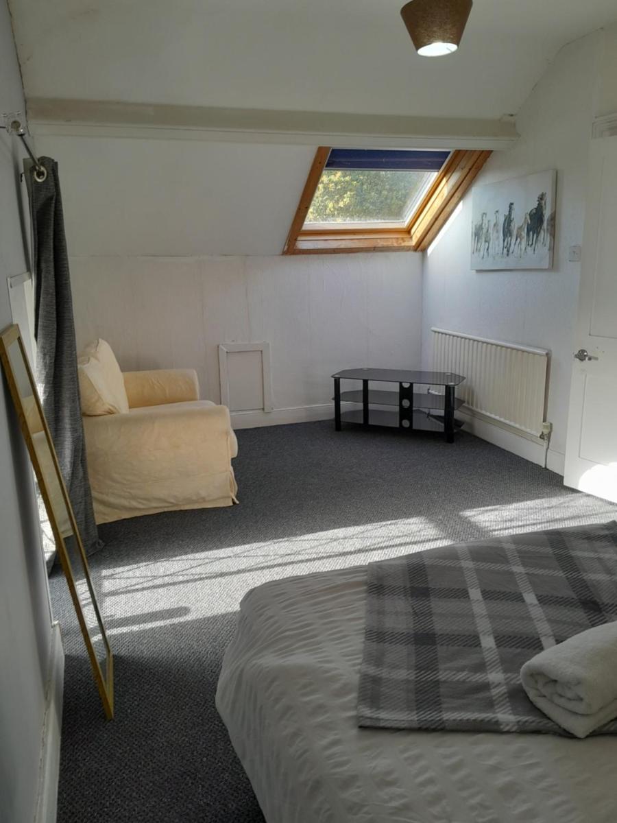 Budget Loft room, Shared guest house by University R10 - Housity