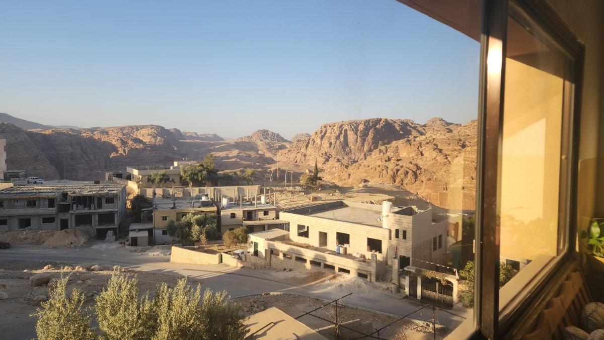 Window on petra - Housity