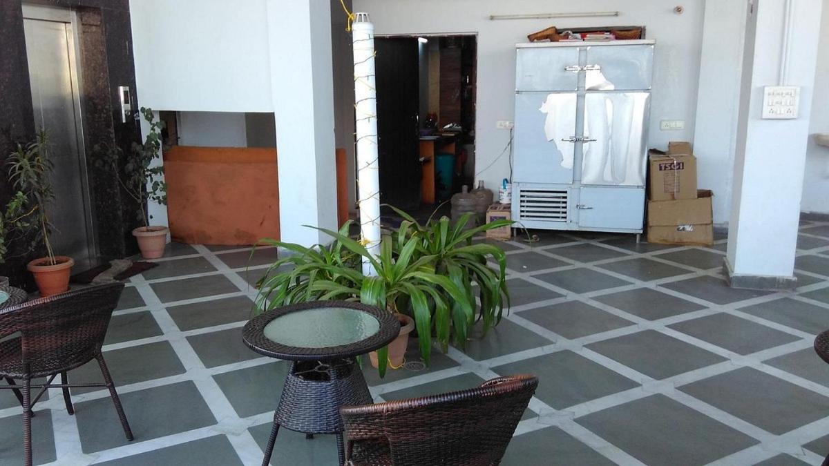 Hotel Cabana Delhi - Housity