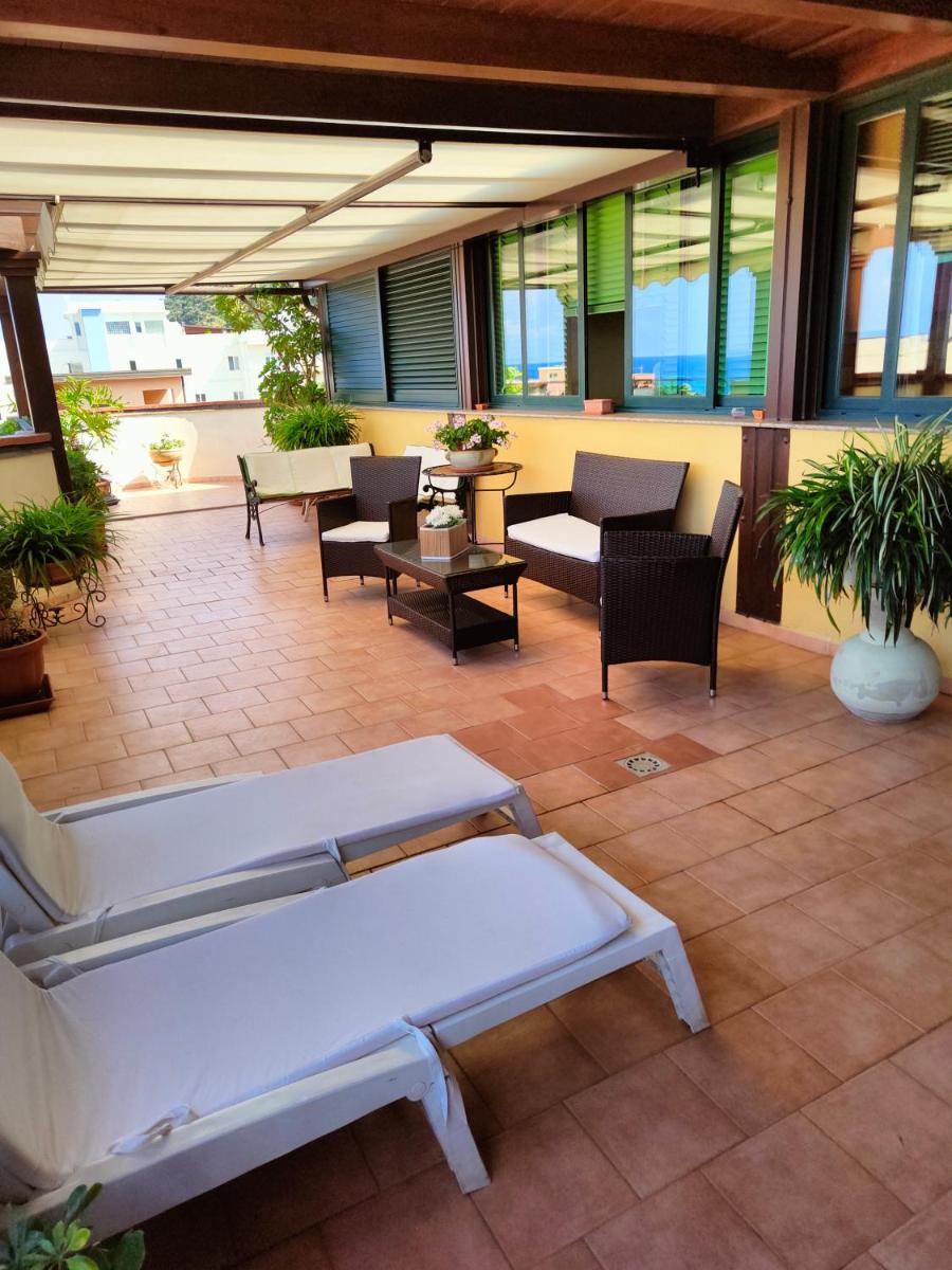 "Appartamento del Mare Gliaca" con vista Isole Eolie,ampia terrazza,wifi e parcheggio gratuito - Housity