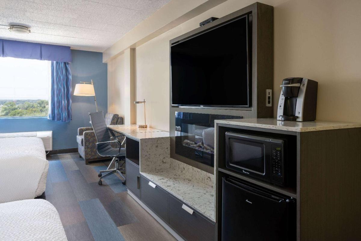 Days Hotel by Wyndham North Bergen - Housity