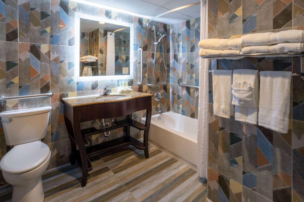 Days Hotel by Wyndham North Bergen - Housity