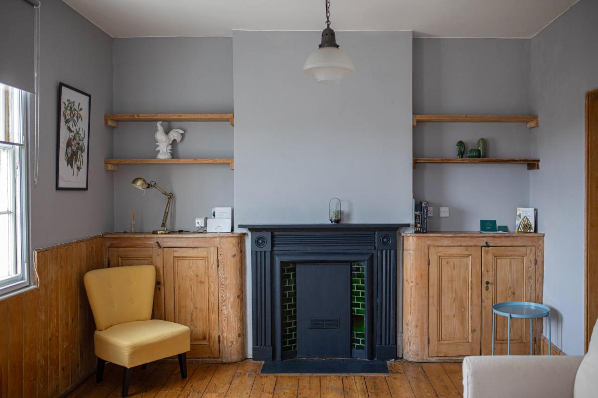 Beautiful Seafront Apartment-Hastings Old Town 2+2 - Housity