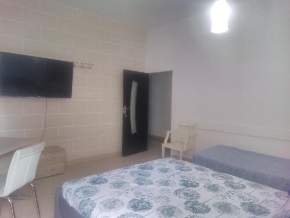 San Gwann calm homestay triple room - Housity