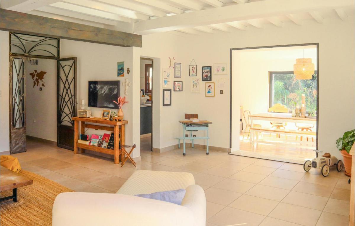 Beautiful Home In Pernes-Les-Fontaines - Housity