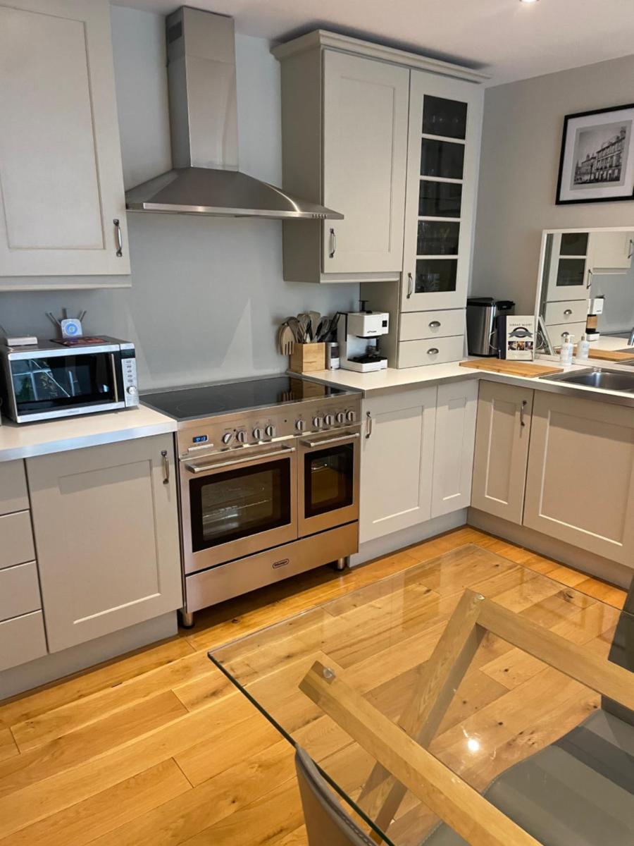 Chic Edinburgh 2B City Centre flat & patio , close to Castle - Housity