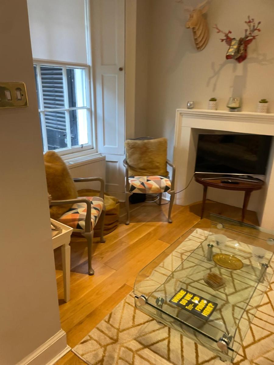 Chic Edinburgh 2B City Centre flat & patio , close to Castle - Housity