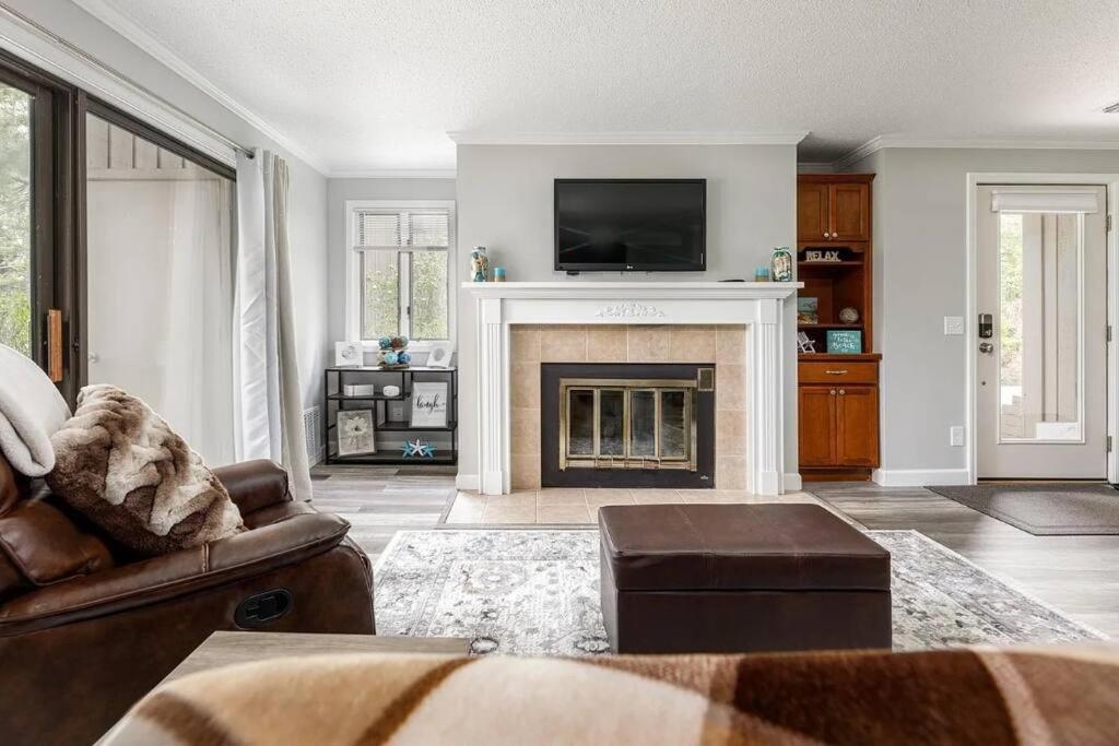 Modern Golfview Condo near the Grand Traverse Bay - Housity