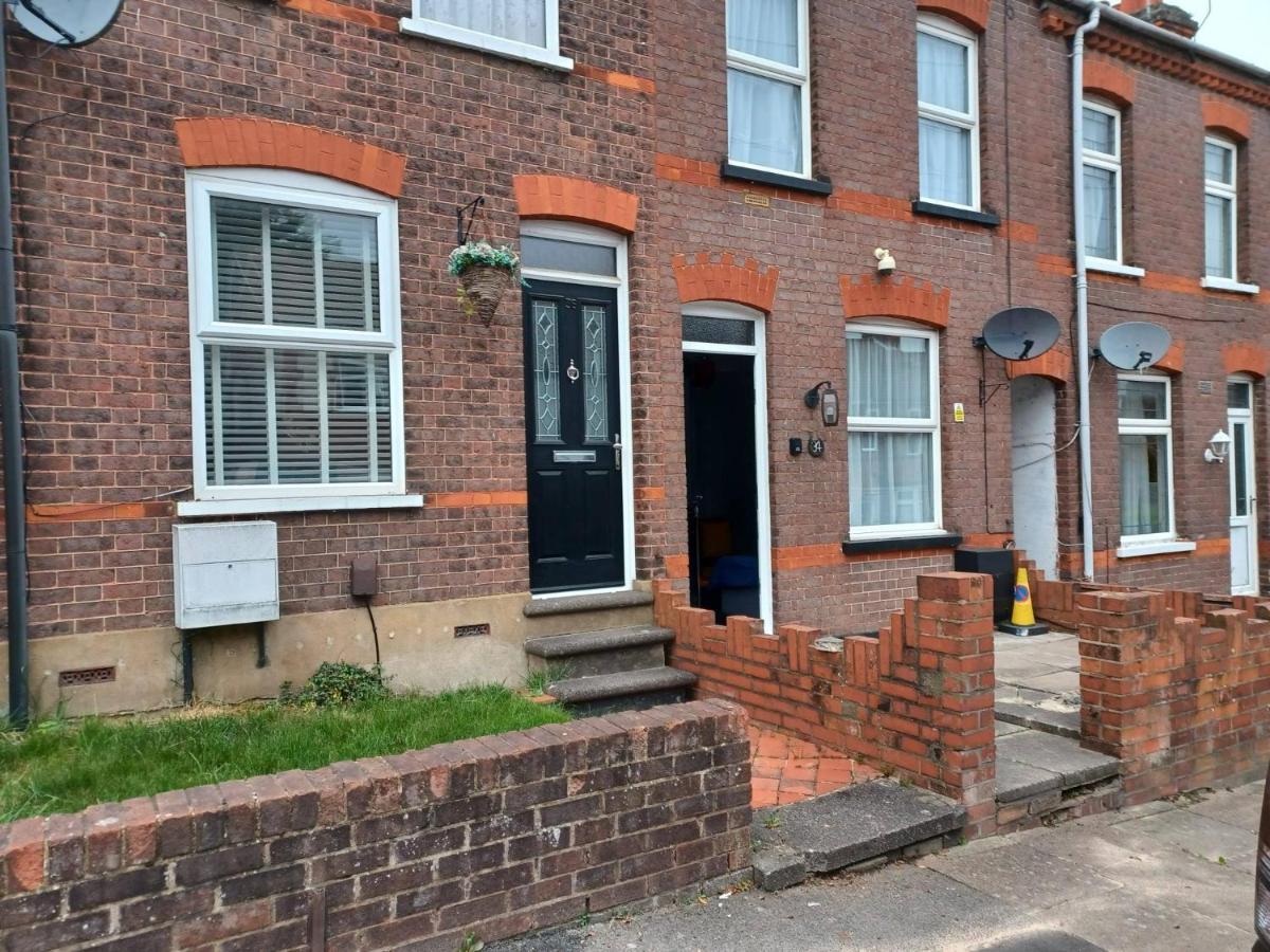 Ferndale House-Huku Kwetu Luton -Spacious 4 Bedroom House - Suitable & Affordable Group Accommodation - Business Travellers - Housity