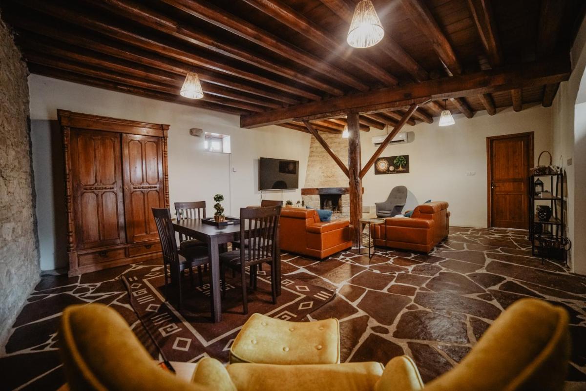 The Stonehouse Suites with Private Bath Spas - Housity