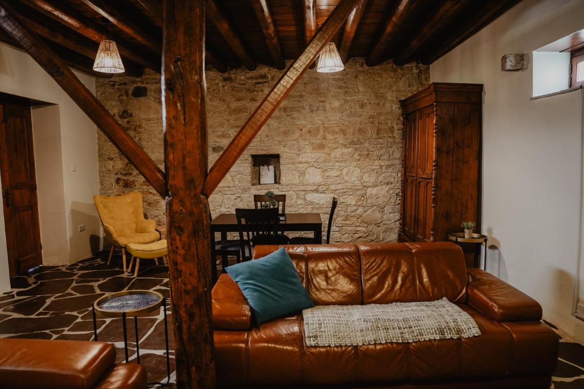 The Stonehouse Suites with Private Bath Spas - Housity