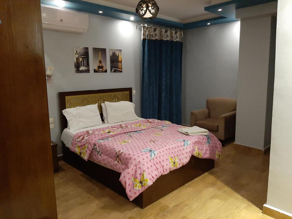 gold star pyramids view - Housity