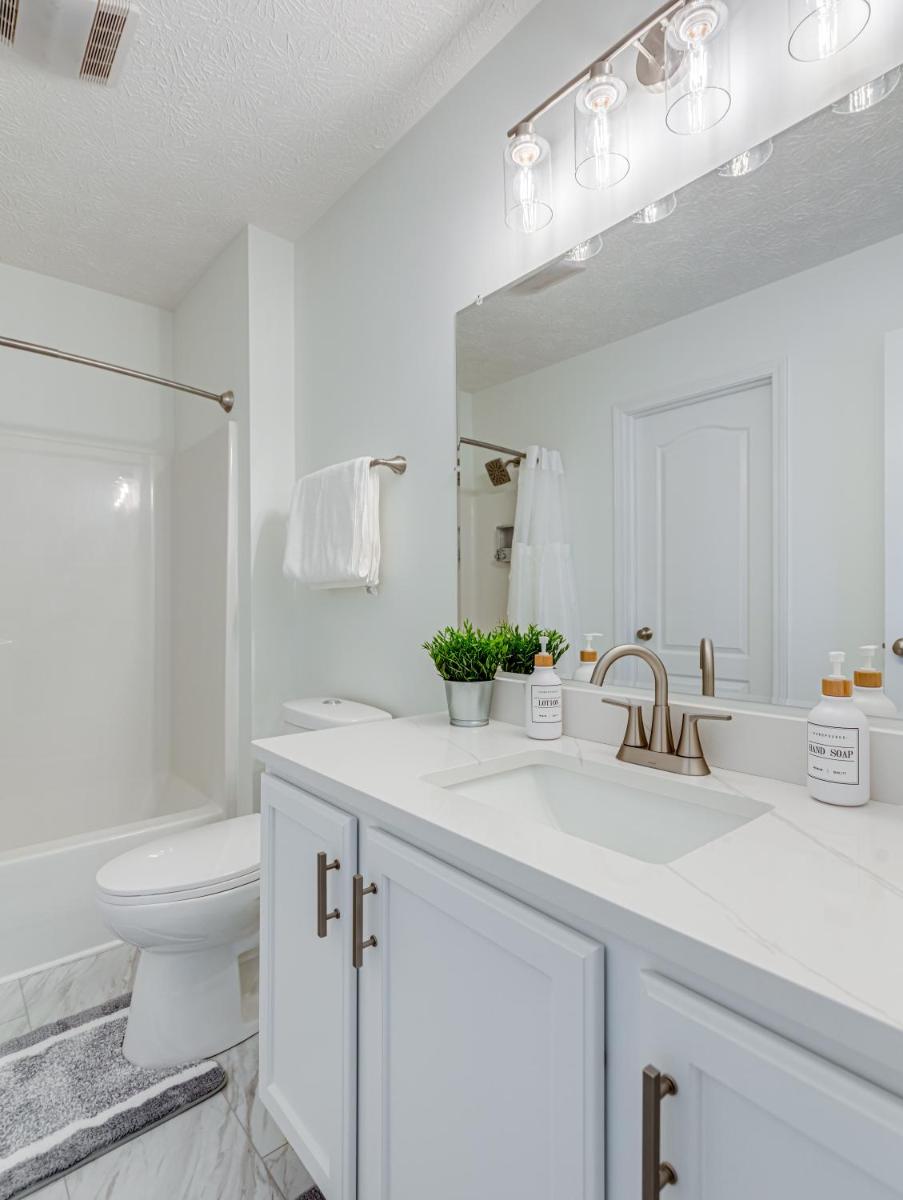 Upscale Home near Blossom, CVNP, Ski Resorts - Housity
