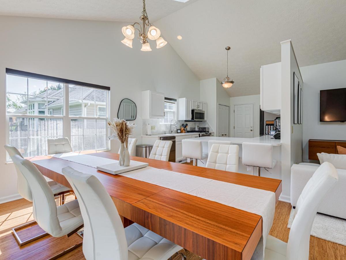 Upscale Home near Blossom, CVNP, Ski Resorts - Housity