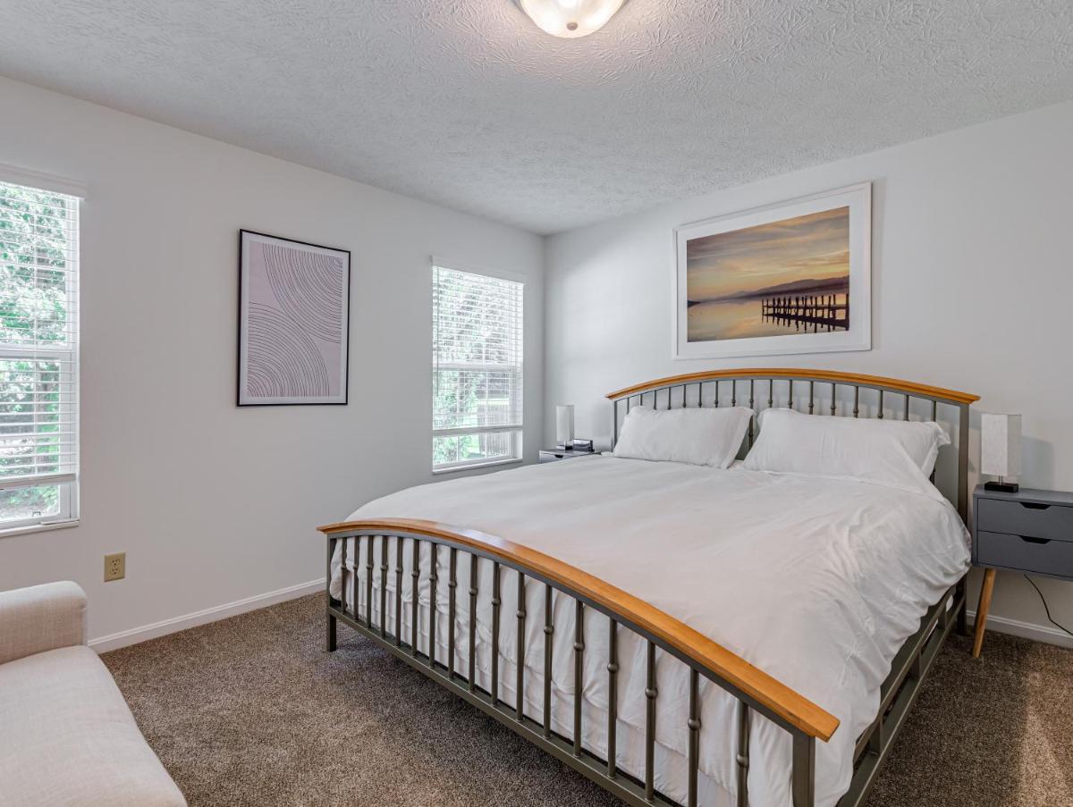 Upscale Home near Blossom, CVNP, Ski Resorts - Housity