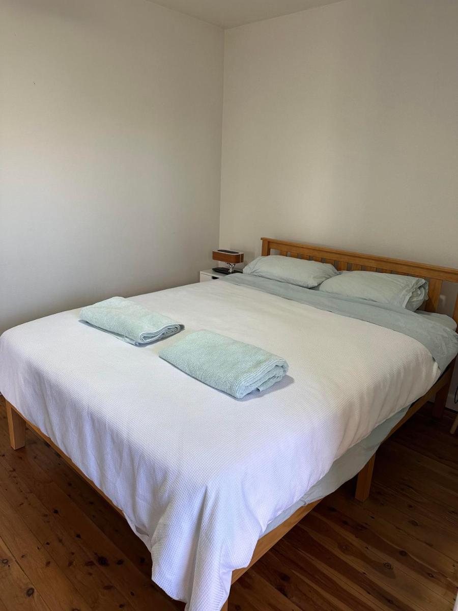 Modern & Light CBD unit, walk to beaches & cafes - Housity