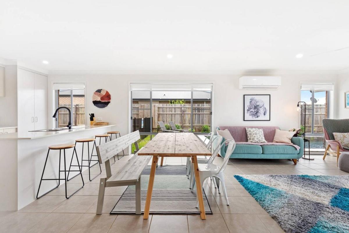 'The Pool House' Spacious Family Stay at Hervey Bay - Housity
