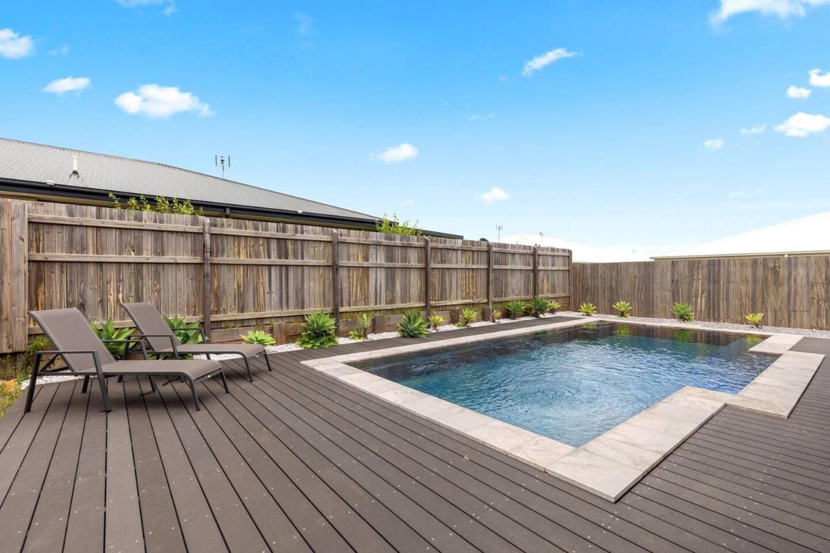 'The Pool House' Spacious Family Stay at Hervey Bay - Housity