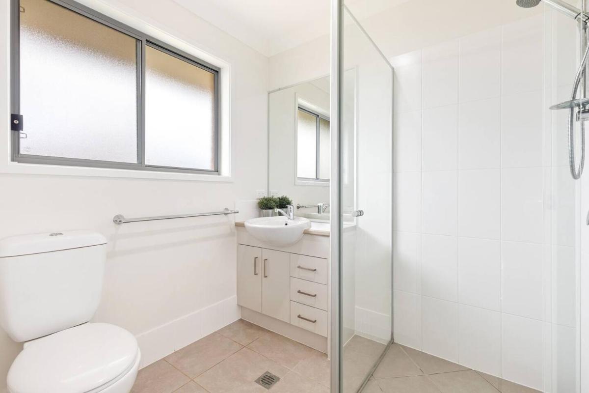 'The Pool House' Spacious Family Stay at Hervey Bay - Housity