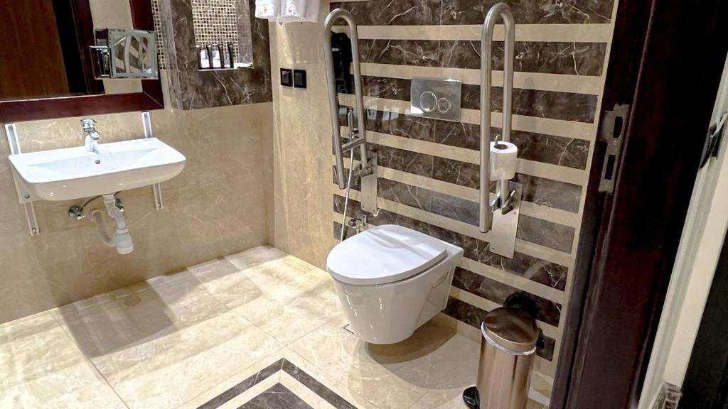 Bayat Hotel - Housity