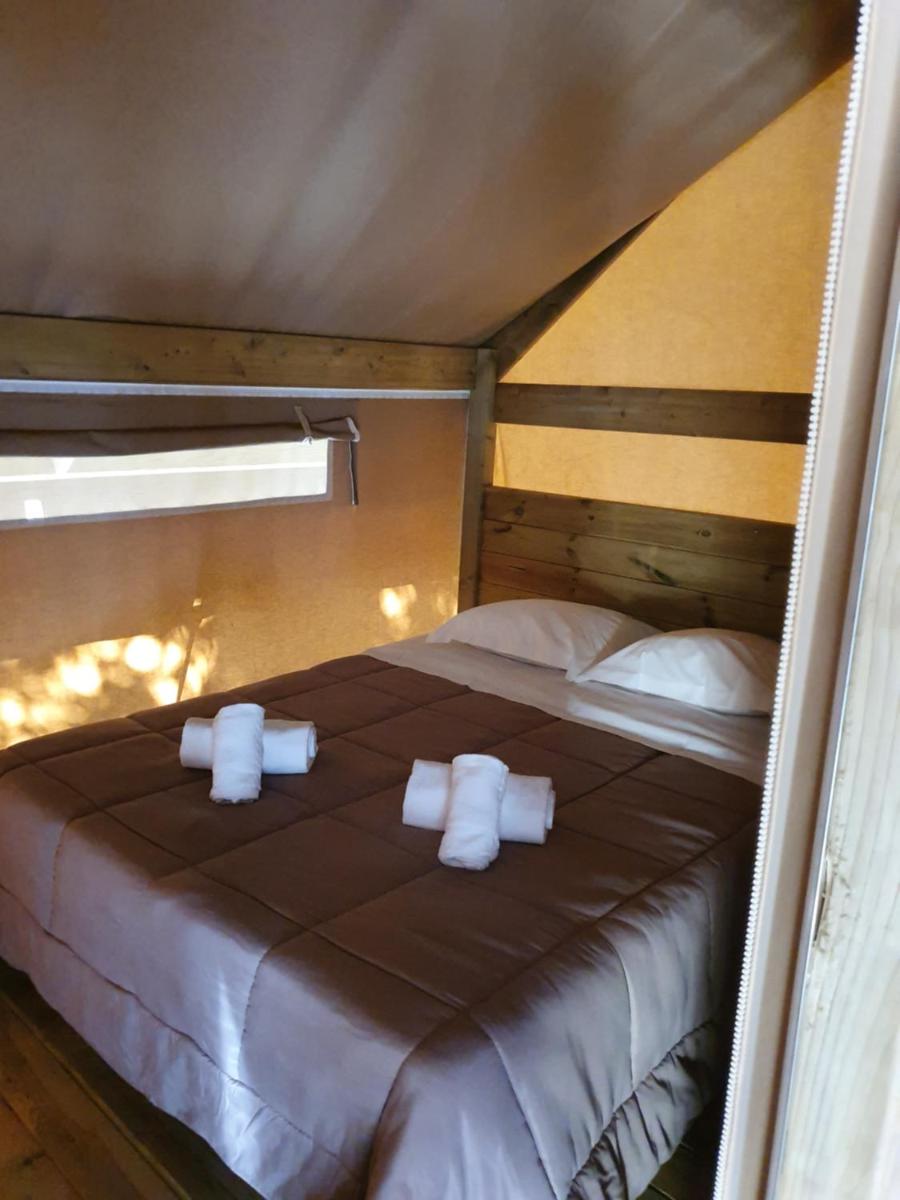Un ou plusieurs lits dans un hébergement de l'établissement Camping La Pinède