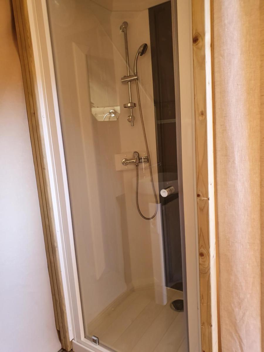 Salle de bains dans l'établissement Camping La Pinède