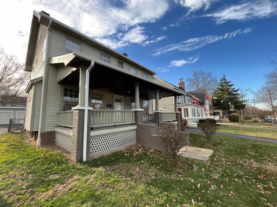 Cleveland Heights Gem Pet-friendly, Sleeps 12 - Housity