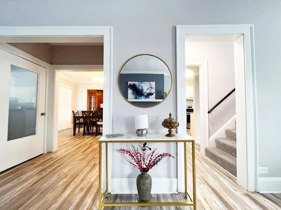 Cleveland Heights Gem Pet-friendly, Sleeps 12 - Housity