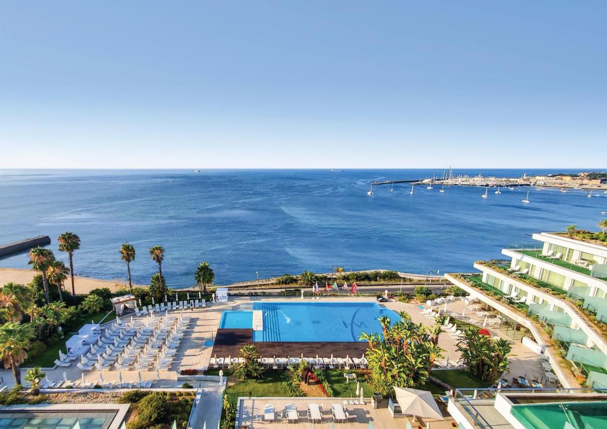 uma vista de uma piscina e do oceano em Hotel Cascais Miragem Health & Spa em Cascais