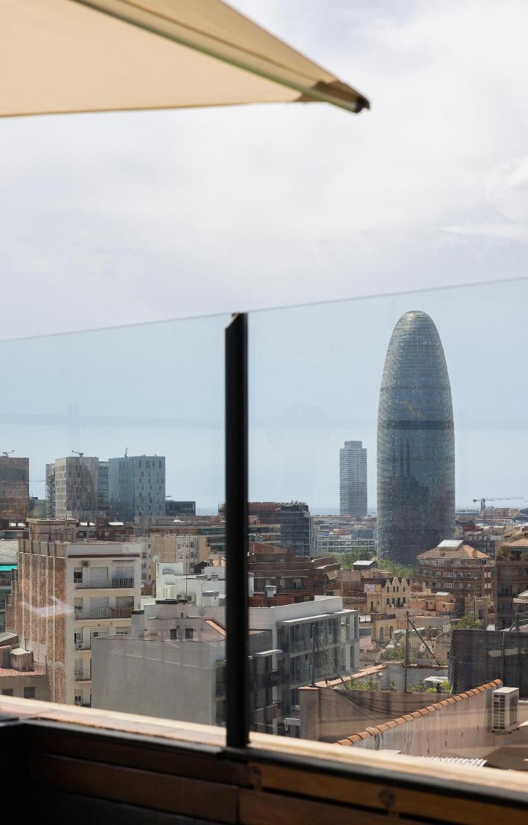una vista de una ciudad desde una ventana en Catalonia Atenas, en Barcelona