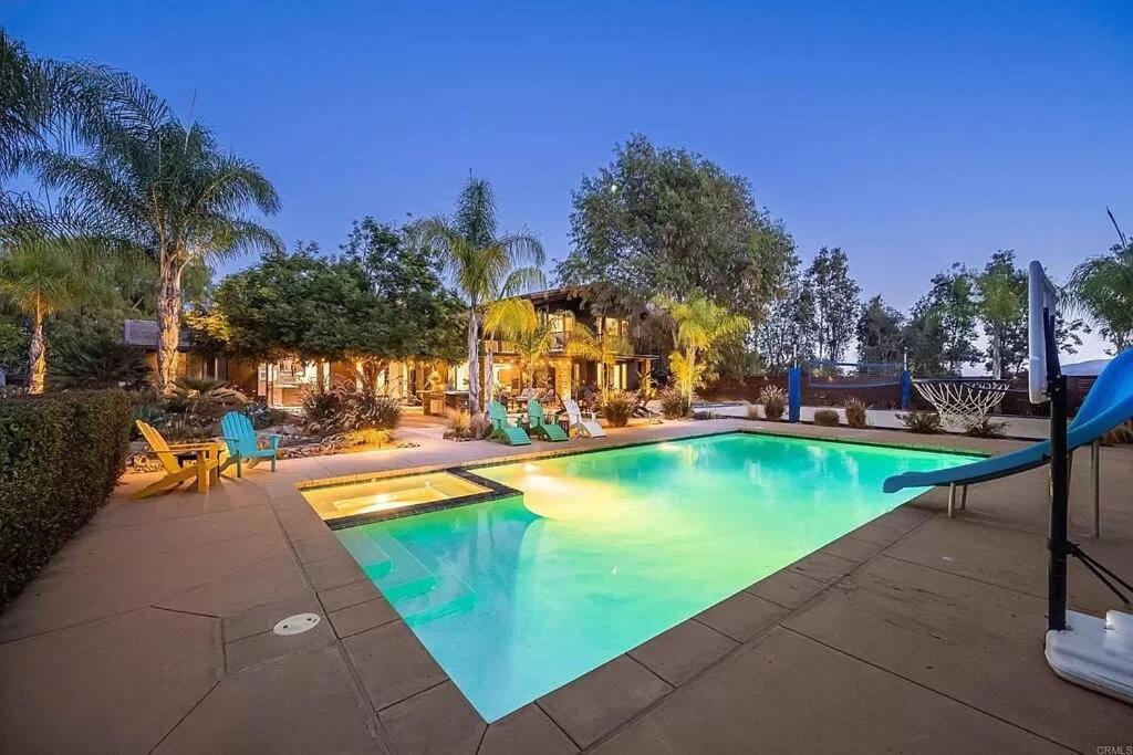 Private Resort in Lake Hodges - Housity