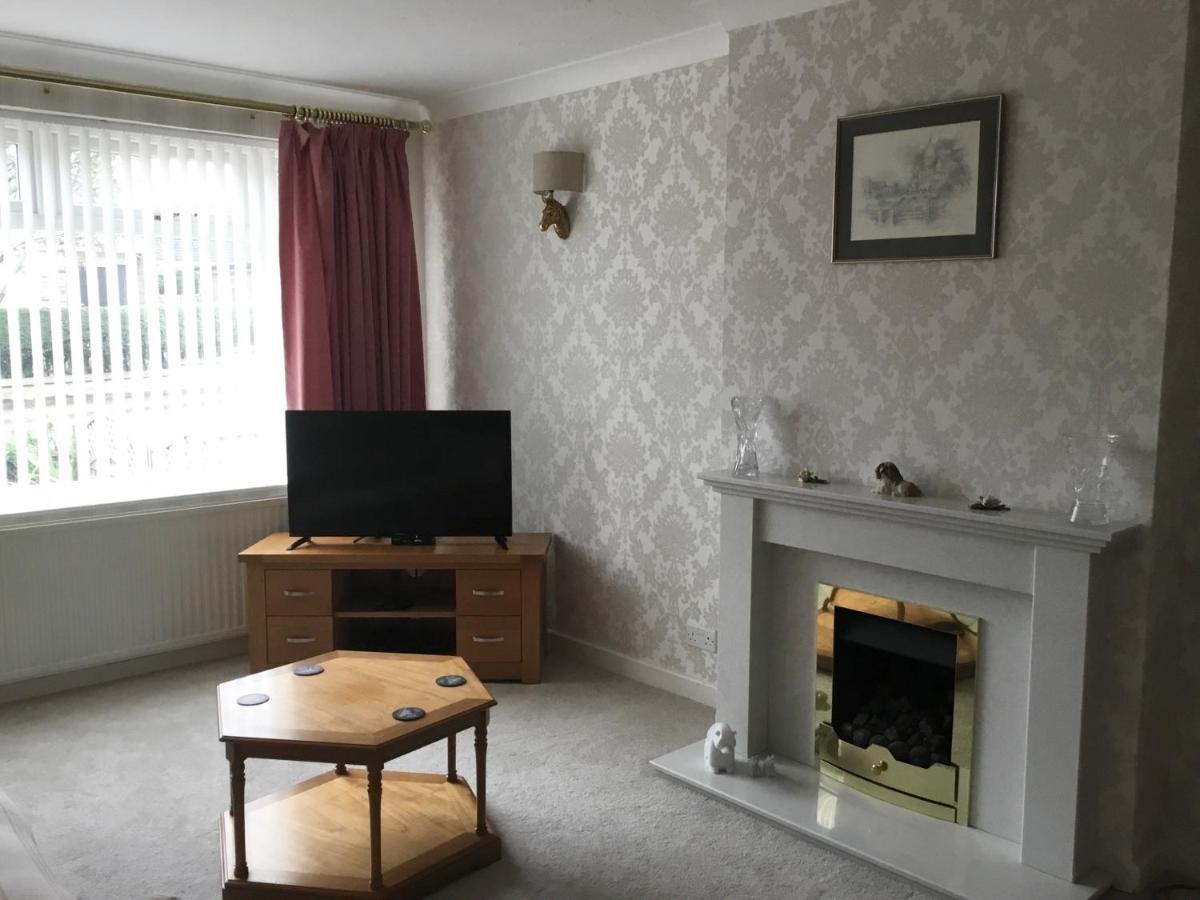 Large 4 bedroom home in Boston Spa village In-between York, Harrogate and Leeds, Sleeps 9 - Housity