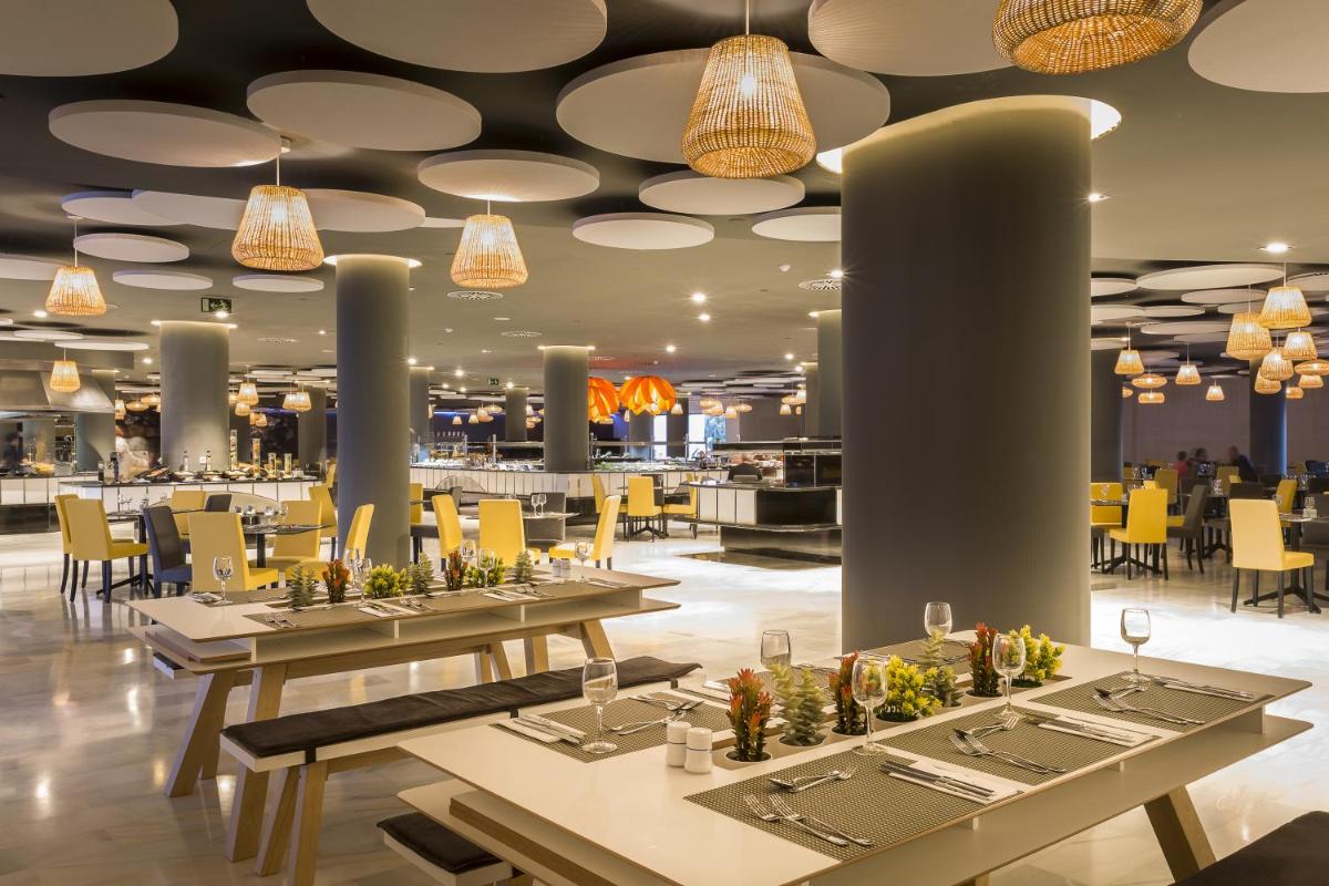 Un restaurante o sitio para comer en Grand Palladium White Island Resort & Spa - All Inclusive